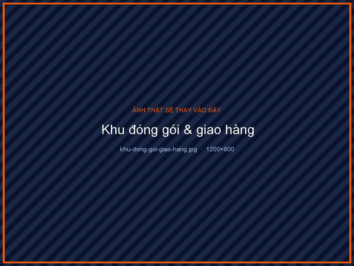 Ảnh chụp khu đóng gói và giao hàng của xưởng in INATTA, các bó tờ rơi và hộp name card đã hoàn thiện được bọc màng và dán nhãn đơn hàng xếp trên bàn thép, nhân viên giao hàng mặc áo đồng phục xanh navy đang cho hàng vào thùng xe máy phía cửa xưởng, ánh sáng ban ngày từ cửa lớn, chụp ngang tầm mắt, ảnh thương mại chân thực, tỉ lệ 4:3