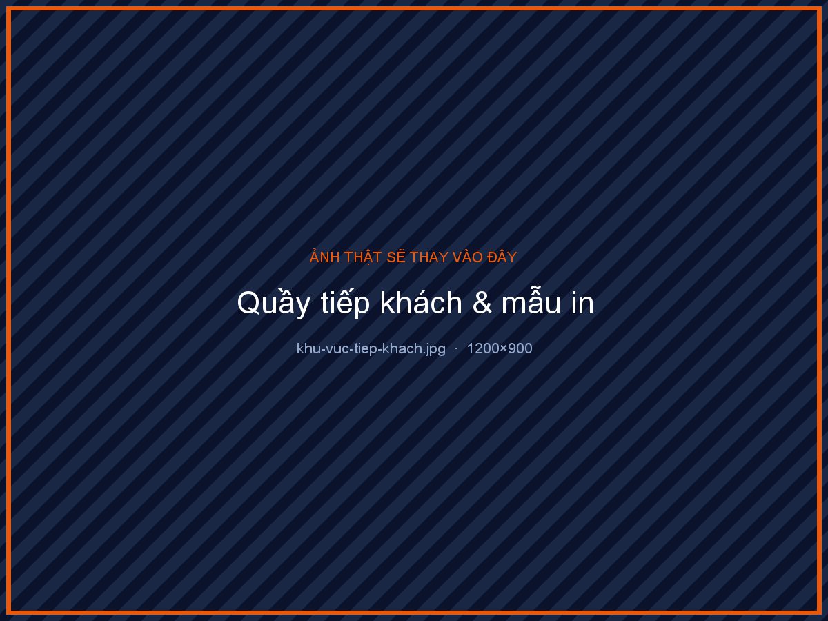 Ảnh chụp quầy tiếp khách của cửa hàng in nhanh INATTA, mặt quầy gỗ sáng với kệ trưng bày mẫu name card, tờ rơi và catalogue đã in, bảng mẫu giấy và bảng màu treo trên tường sơn trắng, nhân viên nữ mặc áo đồng phục xanh navy đang tư vấn cho khách ngồi đối diện, đèn led trắng ấm, chụp ngang tầm mắt, ảnh thương mại chân thực, tỉ lệ 4:3