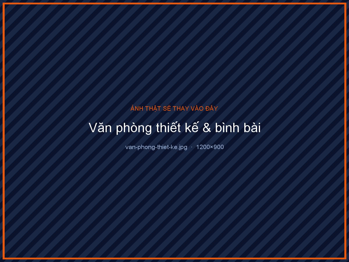 Ảnh chụp văn phòng thiết kế của xưởng in INATTA, hai nhân viên ngồi trước màn hình máy tính lớn đang dàn trang tờ rơi và bình bài trên phần mềm thiết kế, bàn làm việc gọn có bảng màu Pantone và thước đo, tường kính nhìn ra khu máy in, ánh sáng tự nhiên kết hợp đèn led, chụp góc chéo phía sau, ảnh thương mại chân thực, tỉ lệ 4:3